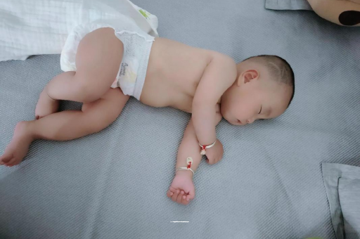 嘉峪关两个月宝宝肚子胀气